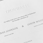 Moderne Trouwakte met embossing tekst
