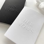 Papieren geloftenboekjes met zwarte omslag "his vows" en witte omslag "her vows"