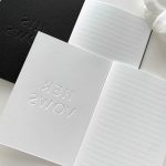 Binnenzijde papieren geloftenboekjes met zwarte omslag "his vows" en witte omslag "her vows"