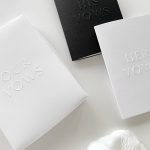 Papieren geloftenboekjes met zwarte omslag "his vows" en witte omslag "her vows" en bewaardoosje